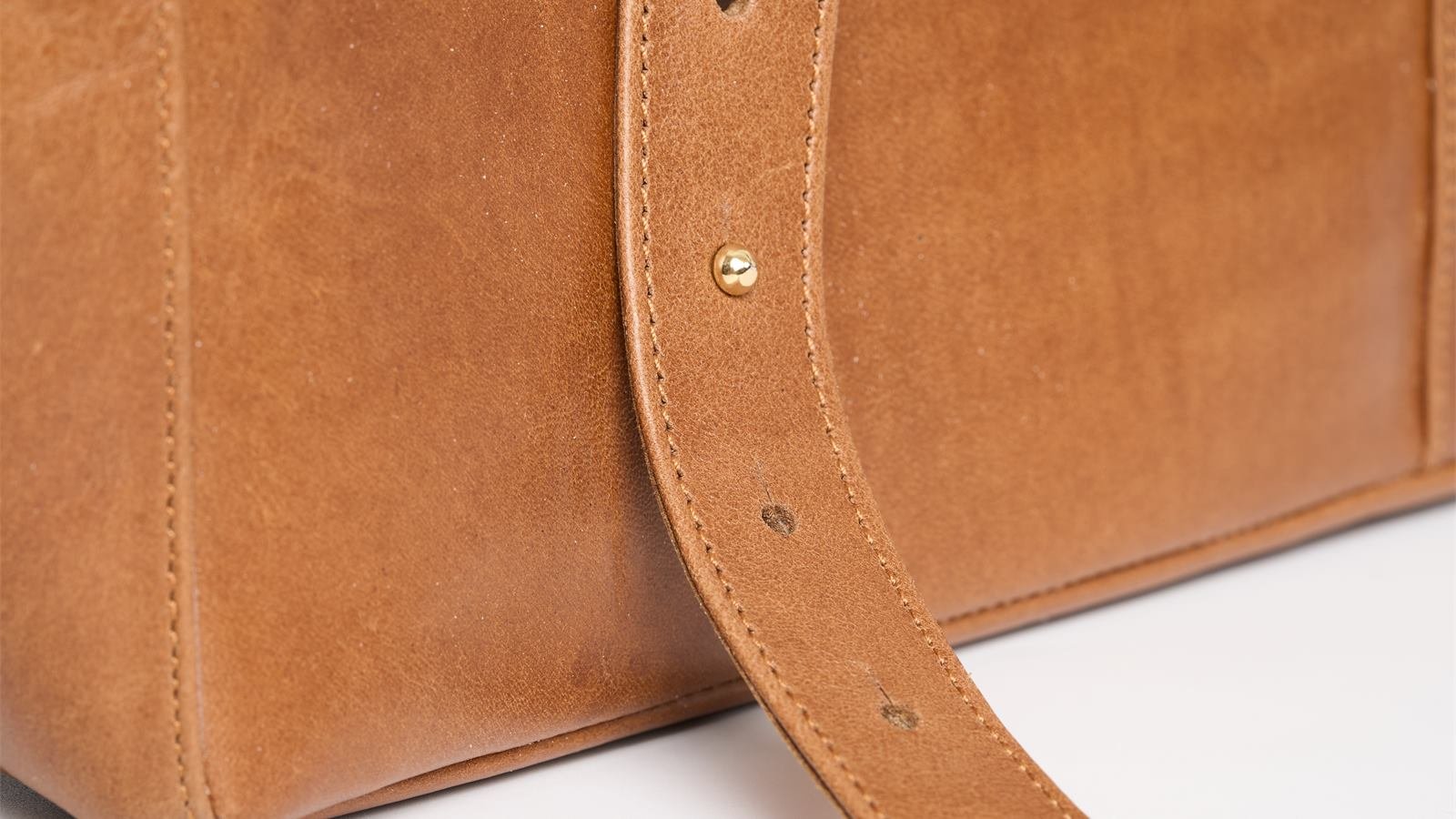 Bolso de cuero hecho a mano en el taller de Sunqu