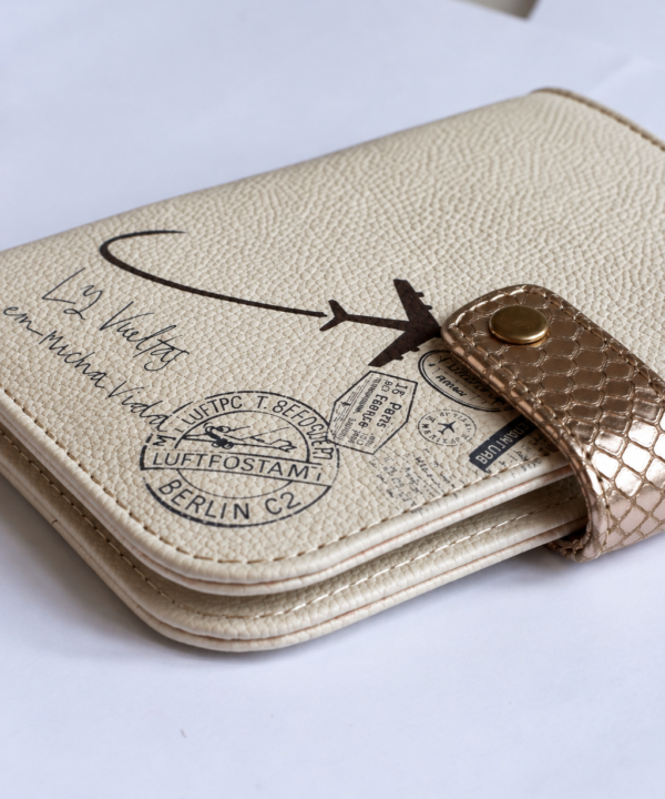 Porta pasaporte blanco
