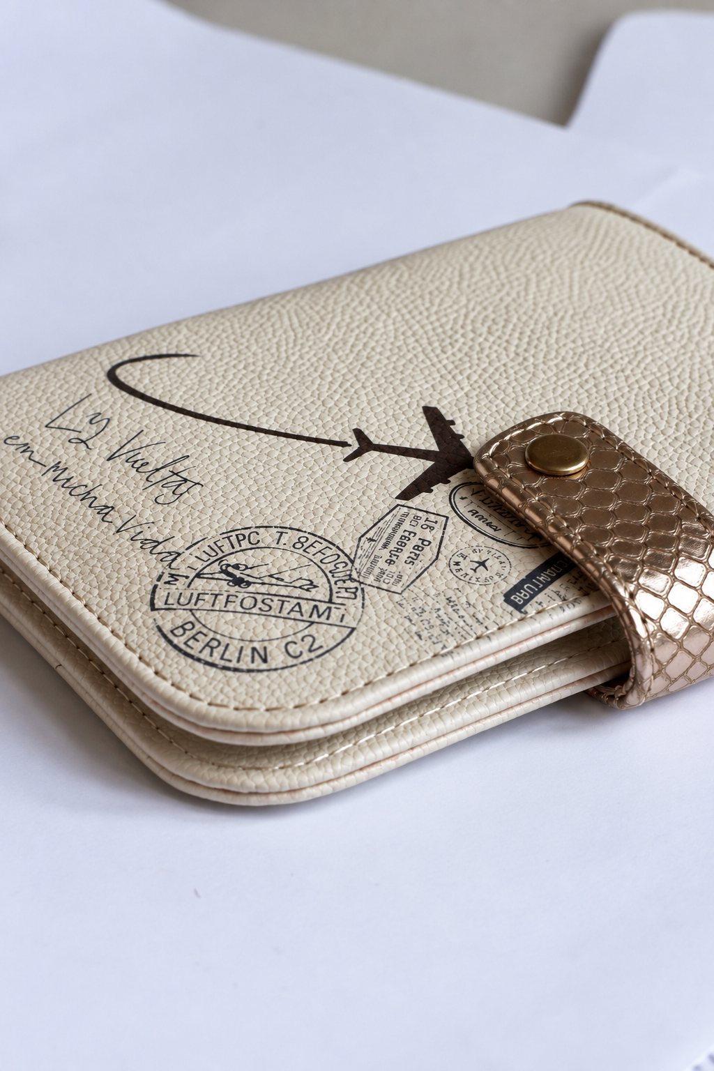 Porta pasaporte blanco