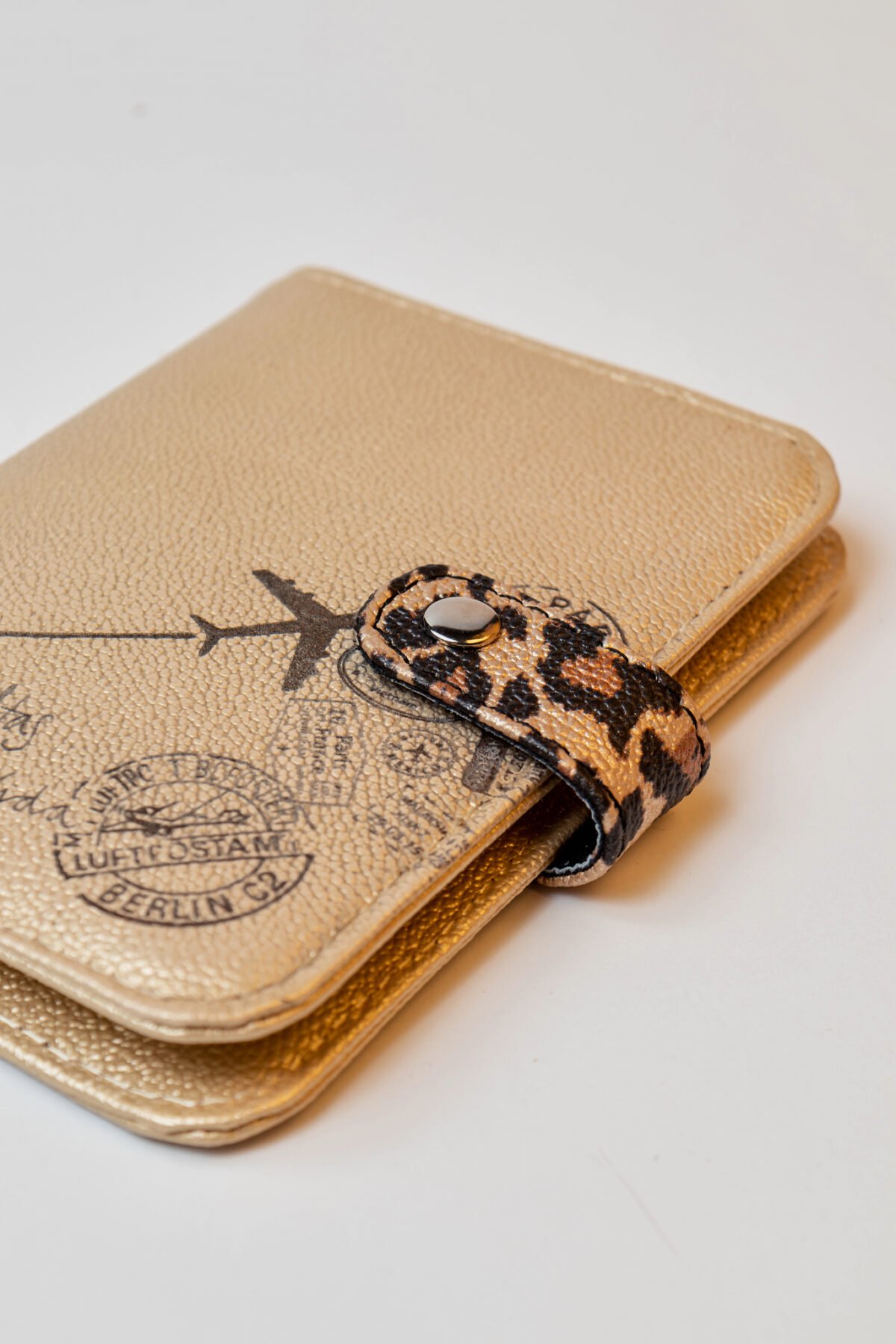 Porta pasaporte dorado