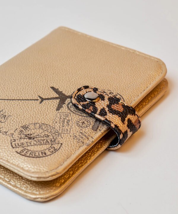Porta pasaporte dorado